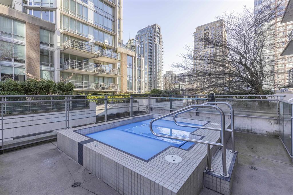 705, 565 Smithe Street, gallery 4